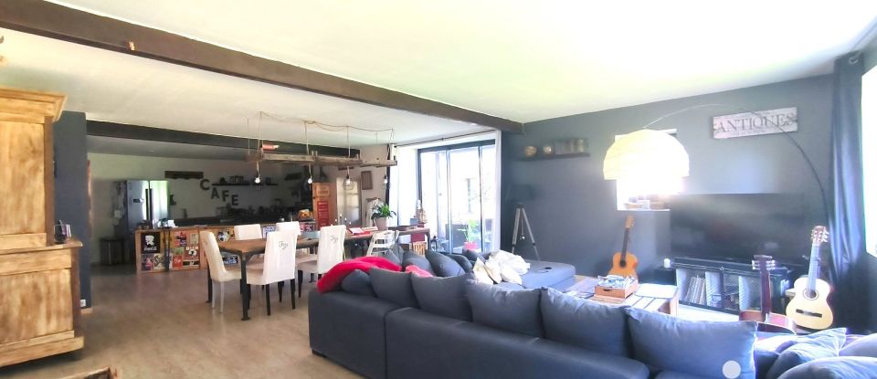 Maison 9 pièces de 326 m² à Mirebeau (86110)