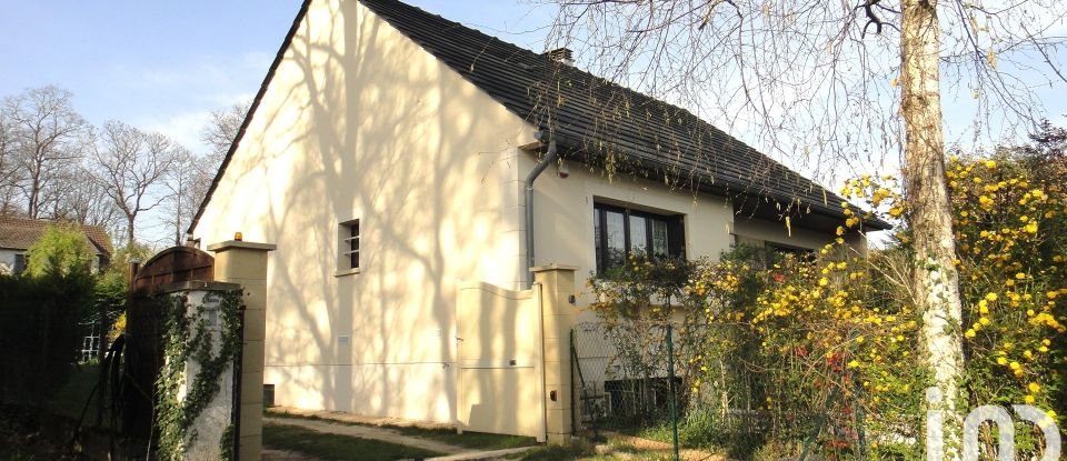 Traditional house 6 rooms of 110 m² in Bruyères-le-Châtel (91680)