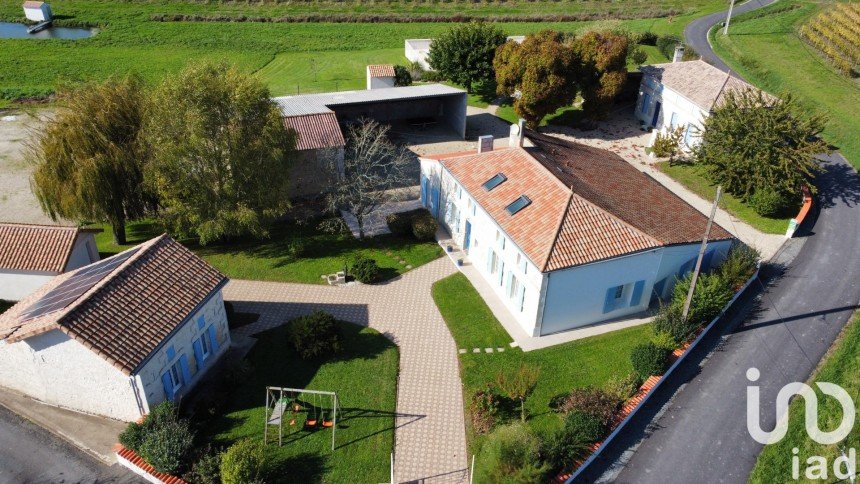 Traditional house 13 rooms of 236 m² in Semoussac (17150)