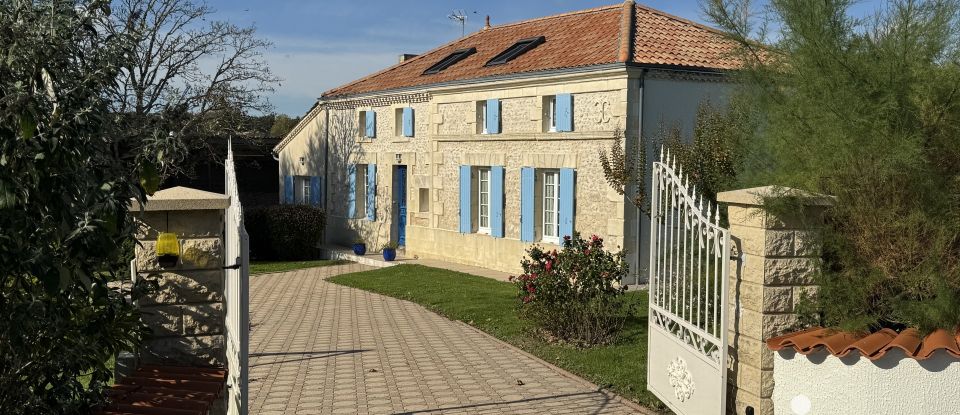 Traditional house 13 rooms of 236 m² in Semoussac (17150)