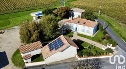 Maison traditionnelle 13 pièces de 236 m² à Semoussac (17150)