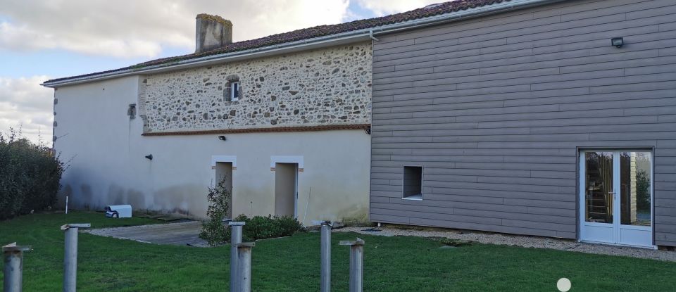 Maison de village 7 pièces de 205 m² à Bressuire (79300)