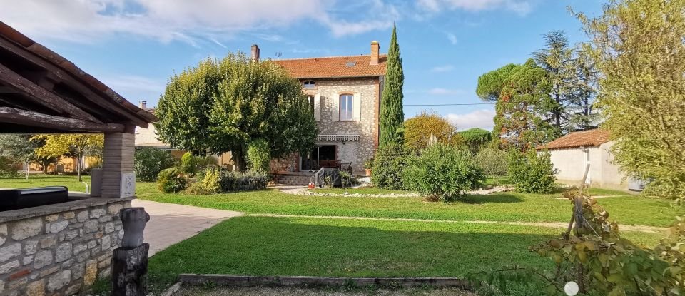 Maison traditionnelle 7 pièces de 234 m² à Gaillac (81600)