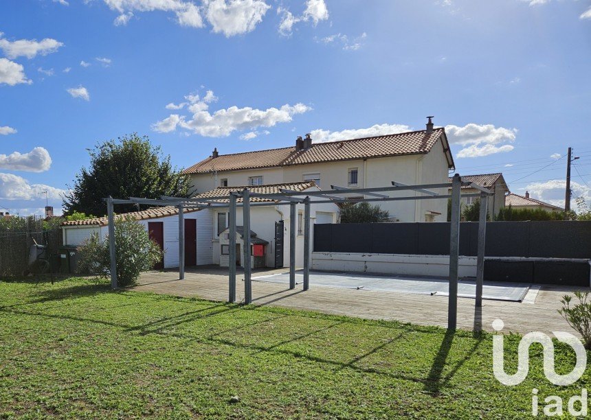 House 6 rooms of 128 m² in Niort (79000)