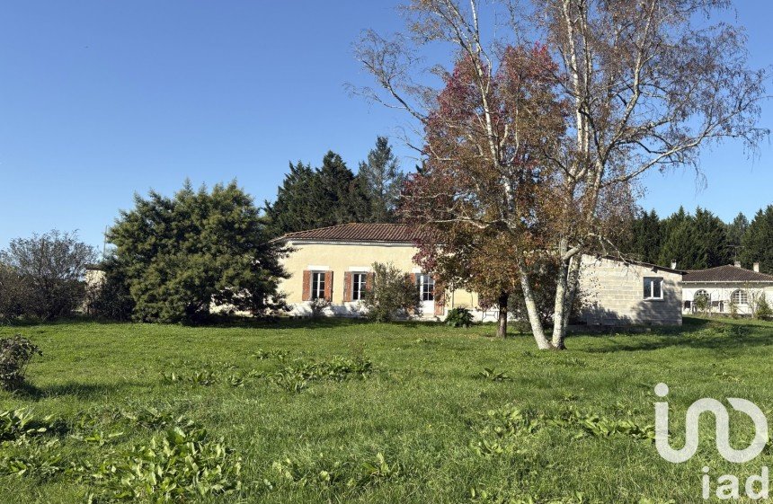 Maison traditionnelle 6 pièces de 200 m² à Saint-Vallier (16480)