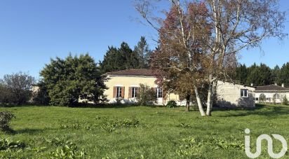 Maison traditionnelle 6 pièces de 200 m² à Saint-Vallier (16480)