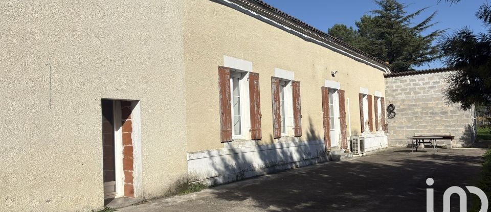 Maison traditionnelle 6 pièces de 200 m² à Saint-Vallier (16480)