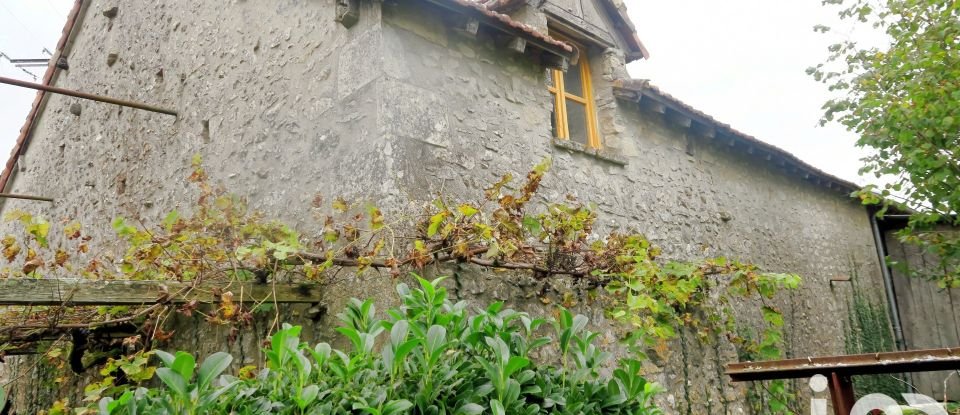 Village house 4 rooms of 106 m² in Fleix (86300)