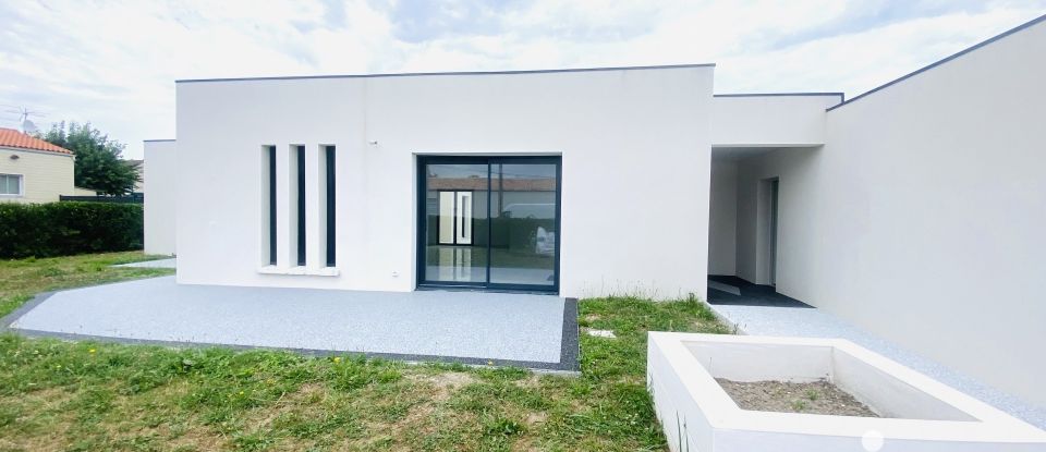 Architect house 4 rooms of 108 m² in Chaillevette (17890)