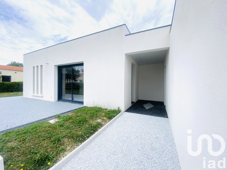 Architect house 4 rooms of 108 m² in Chaillevette (17890)