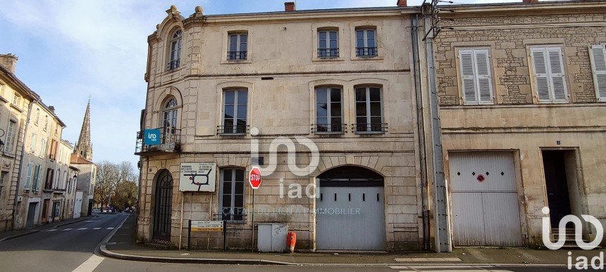 House 7 rooms of 186 m² in Fontenay-le-Comte (85200)