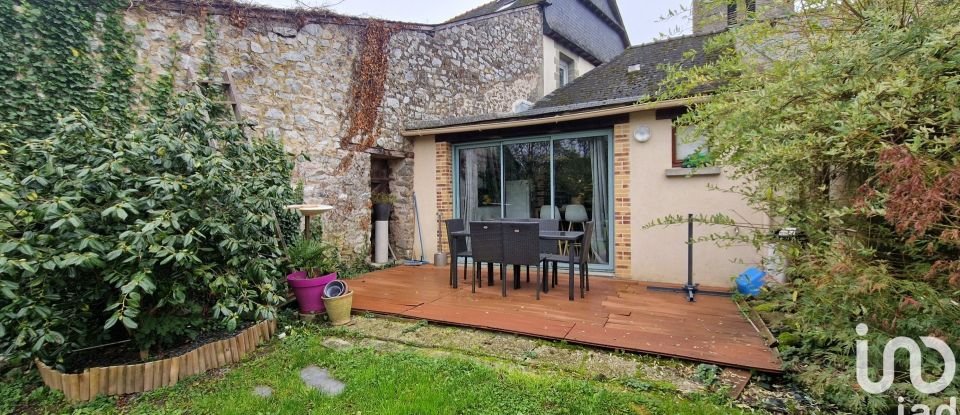 House 4 rooms of 104 m² in La Chapelle-Erbrée (35500)