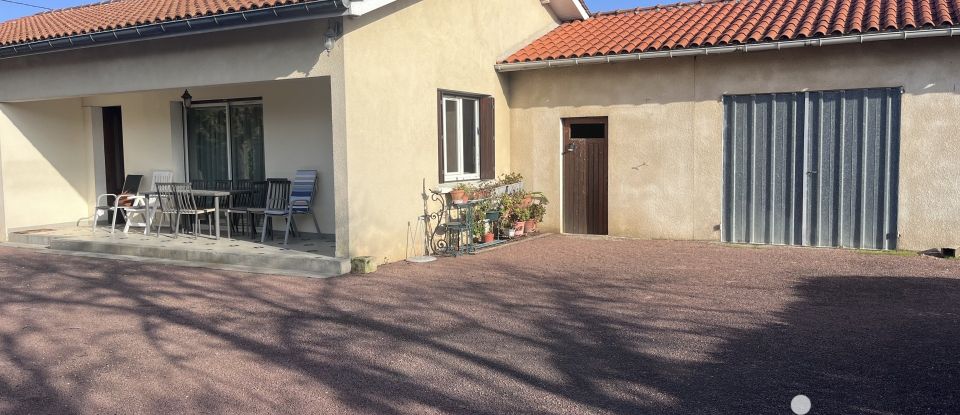 House 4 rooms of 100 m² in Les Billaux (33500)