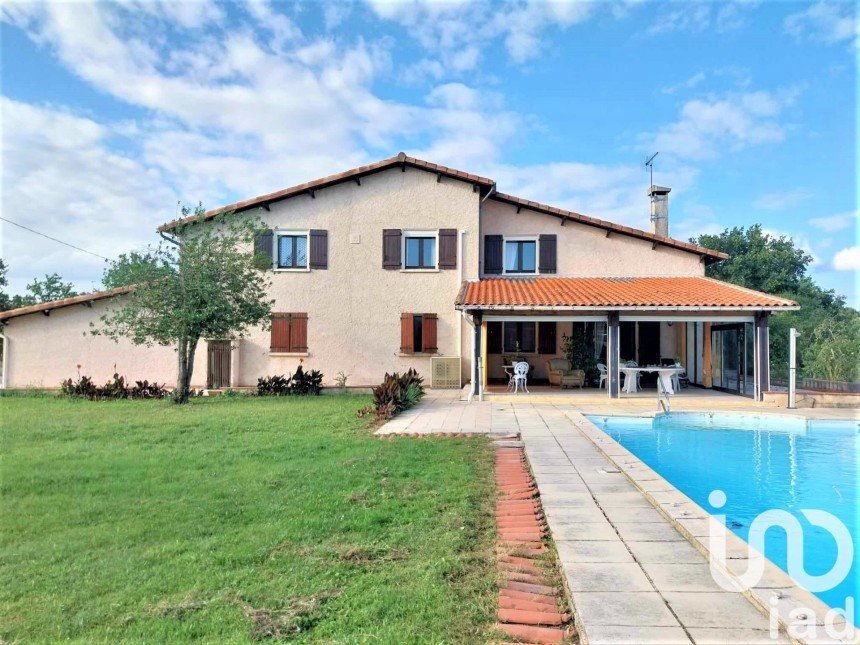 Maison 8 pièces de 207 m² à Castelsarrasin (82100)