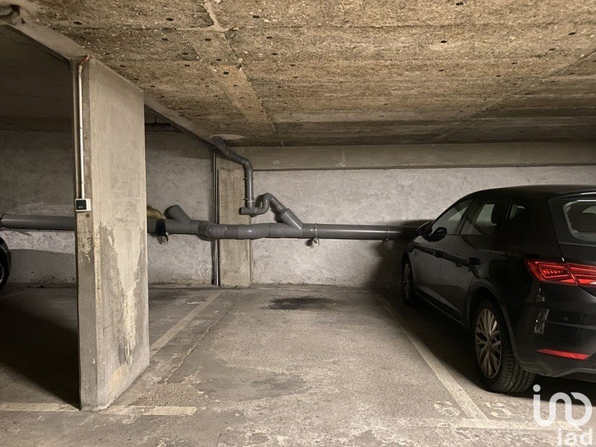 Parking/garage/box de 10 m² à Paris (75018)