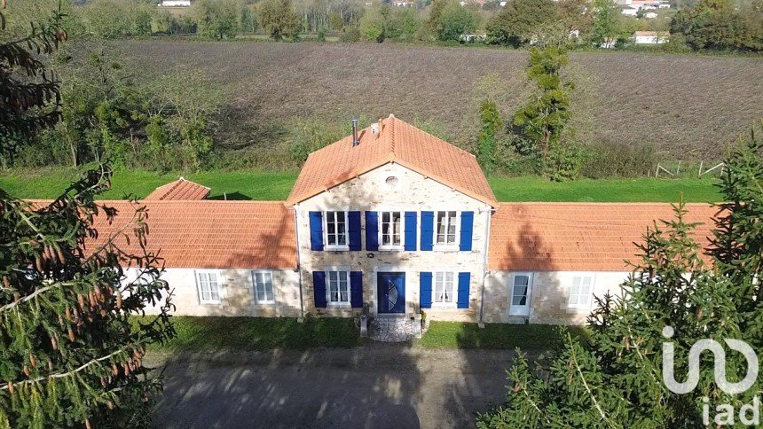 Longere 9 rooms of 325 m² in Reffannes (79420)