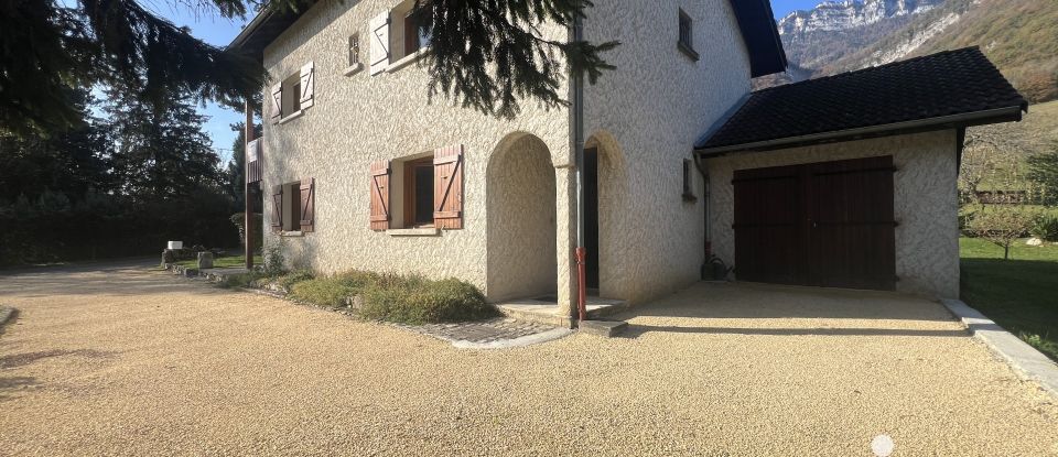 Maison 6 pièces de 135 m² à Barraux (38530)