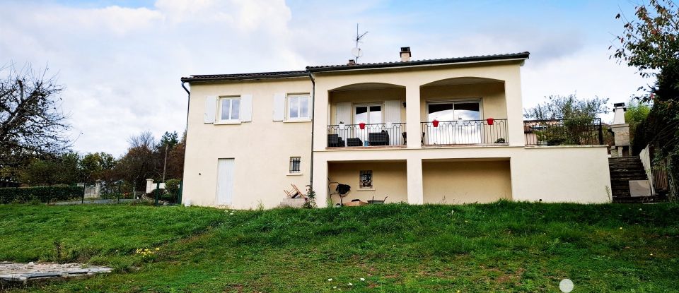 Maison traditionnelle 5 pièces de 150 m² à Saint-Germain-Laprade (43700)