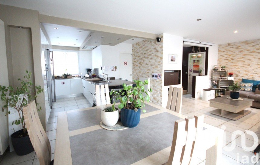 House 6 rooms of 112 m² in Les Clayes-sous-Bois (78340)