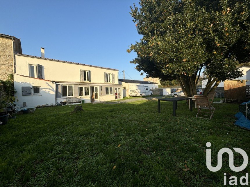 Maison traditionnelle 4 pièces de 140 m² à Tonnay-Charente (17430)