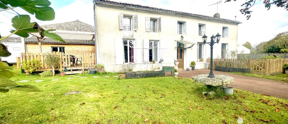 House 10 rooms of 248 m² in La Brousse (17160)