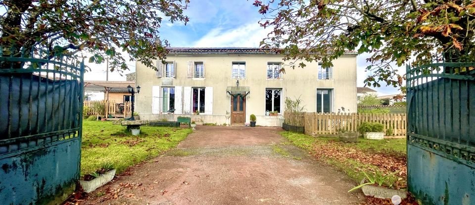 House 10 rooms of 248 m² in La Brousse (17160)