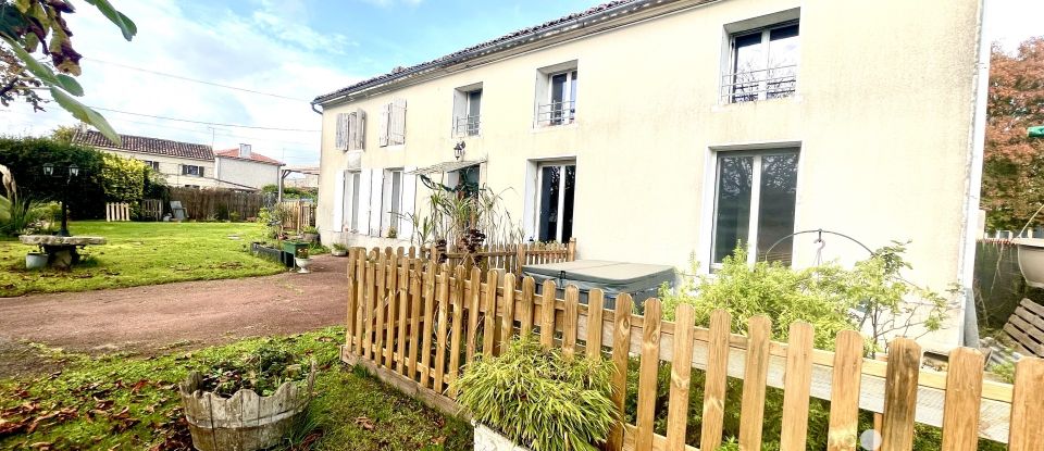 House 10 rooms of 248 m² in La Brousse (17160)