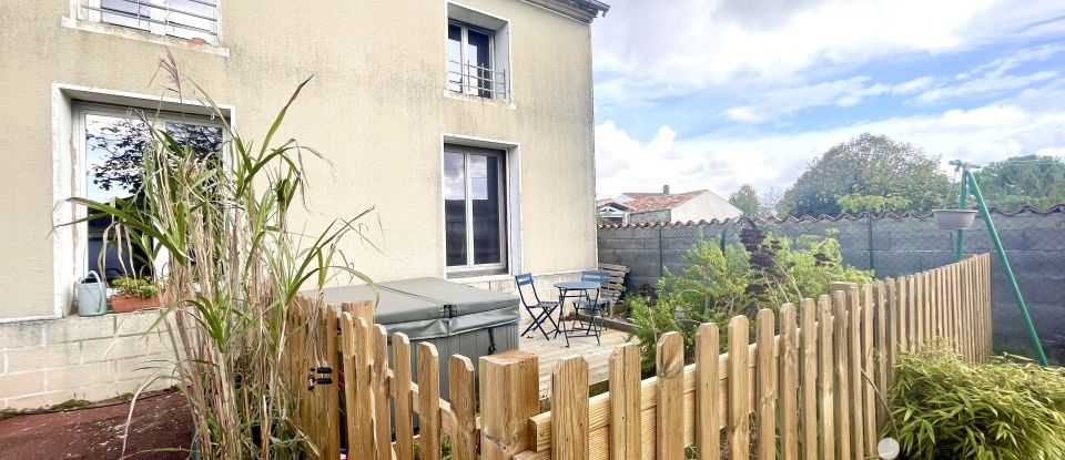 House 10 rooms of 248 m² in La Brousse (17160)