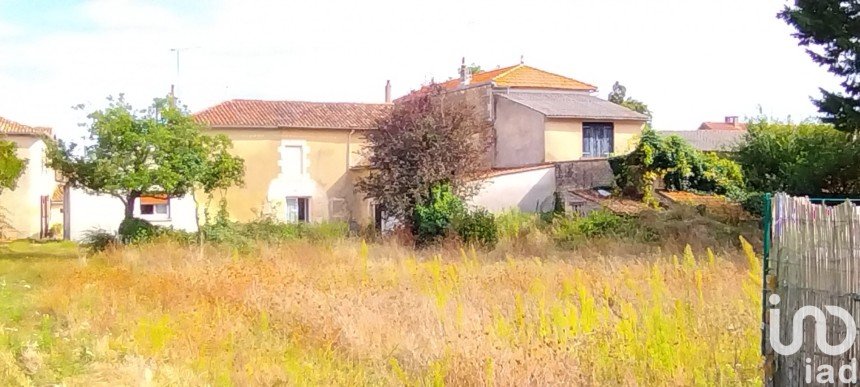 House 5 rooms of 150 m² in Bignoux (86800)