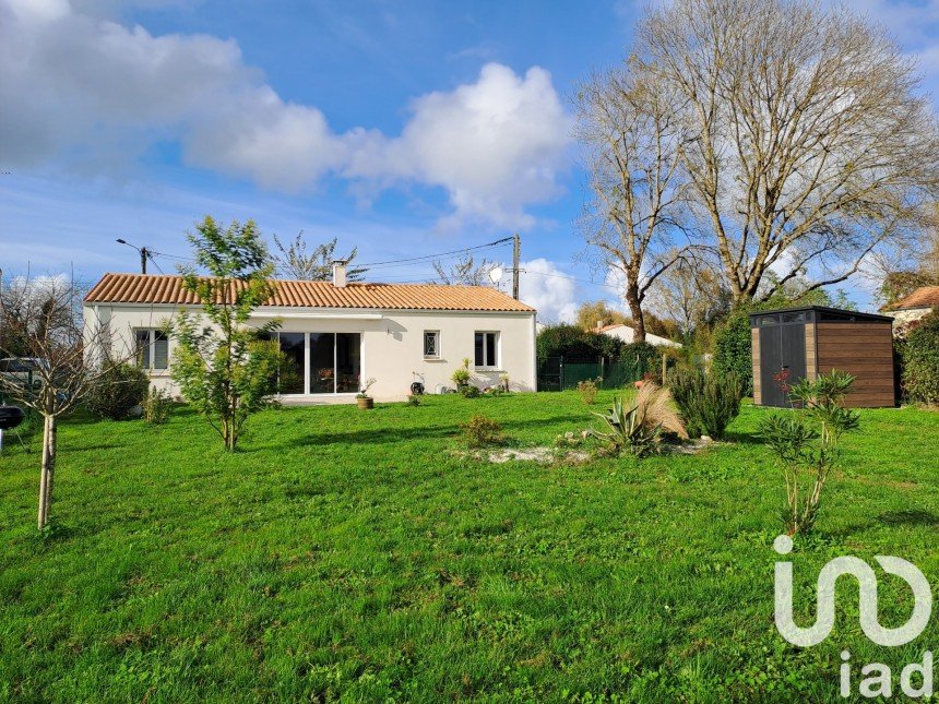 Traditional house 4 rooms of 90 m² in Saint-Just-Luzac (17320)