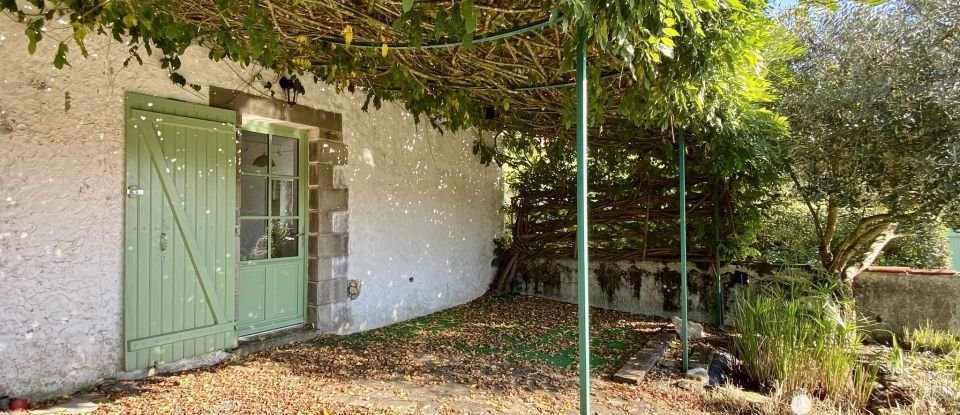 Traditional house 6 rooms of 175 m² in Vouvant (85120)