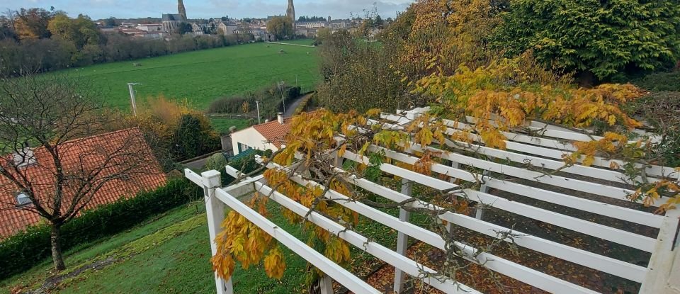 Maison 7 pièces de 185 m² à Saint-Laurent-sur-Sèvre (85290)