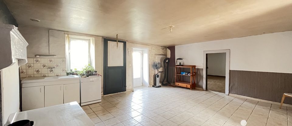 Farm 4 rooms of 88 m² in Saint-Savin (86310)