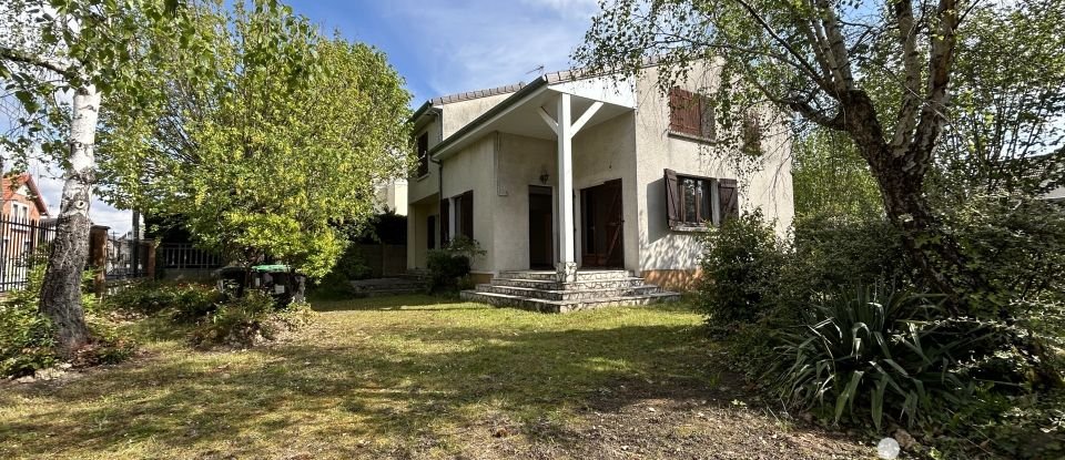 Maison traditionnelle 7 pièces de 145 m² à Sainte-Geneviève-des-Bois (91700)