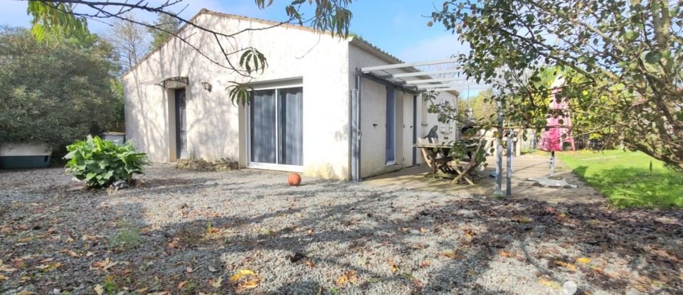 House 4 rooms of 77 m² in Breuil-la-Réorte (17700)