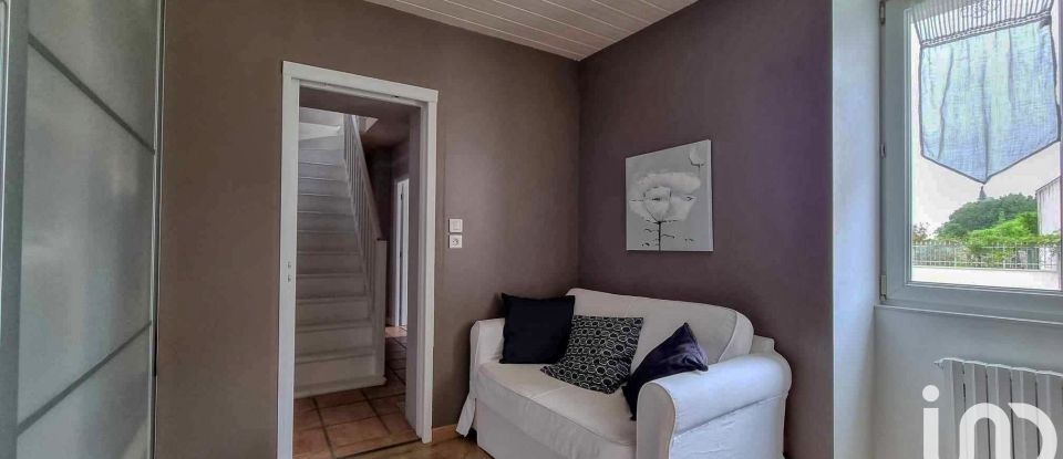 House 6 rooms of 137 m² in Fléac (16730)