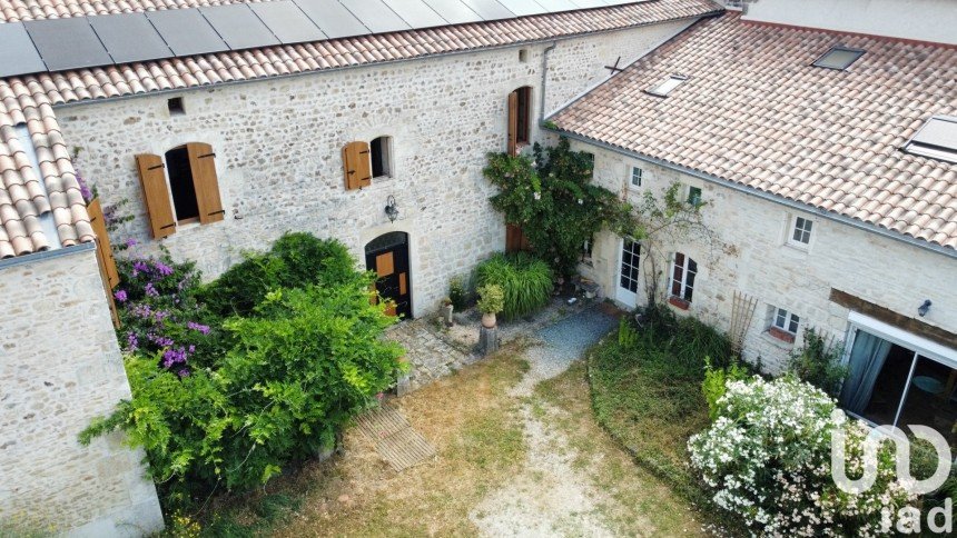 House 12 rooms of 379 m² in La Tâche (16260)