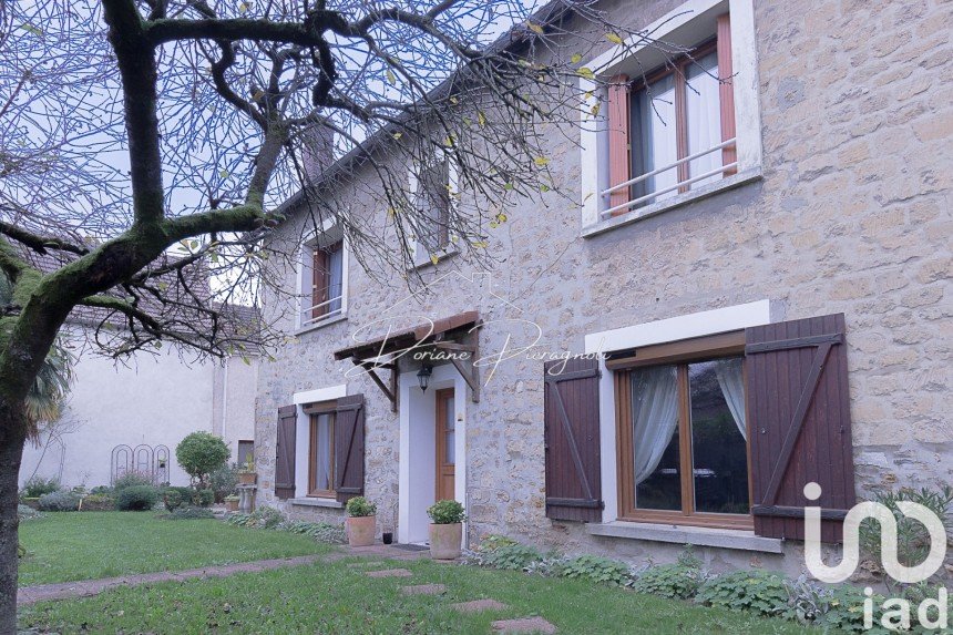 Traditional house 6 rooms of 140 m² in Cergy (95000)