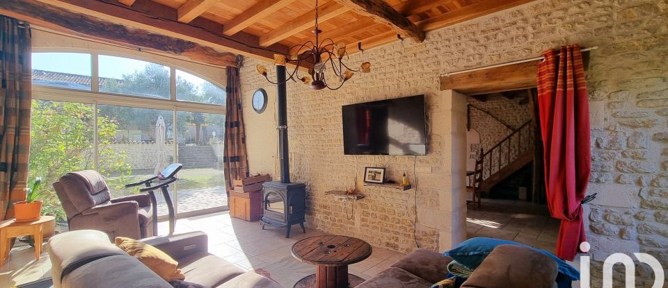 House 10 rooms of 247 m² in Rouillac (16170)