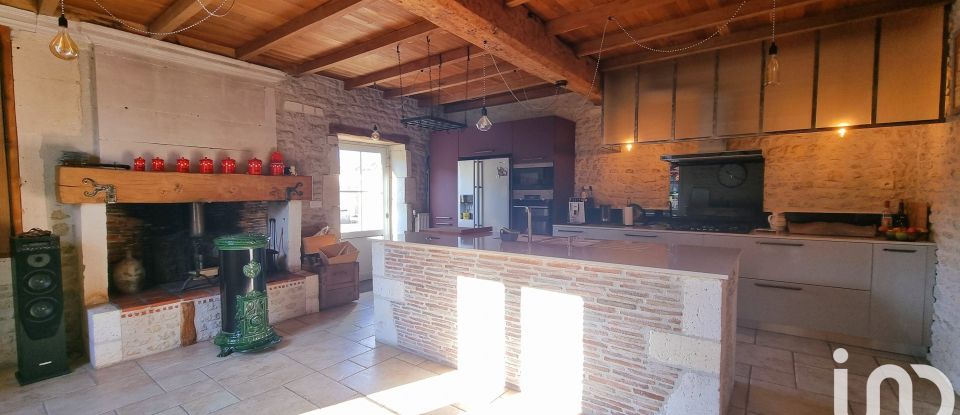 House 10 rooms of 247 m² in Rouillac (16170)