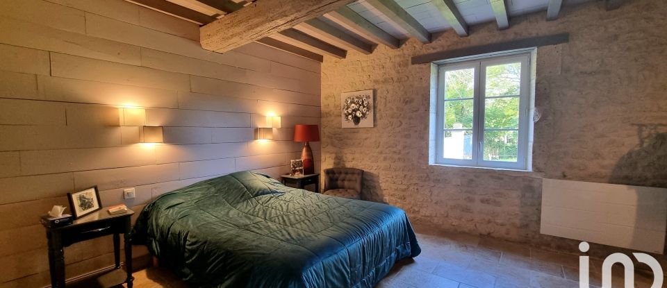 House 10 rooms of 247 m² in Rouillac (16170)