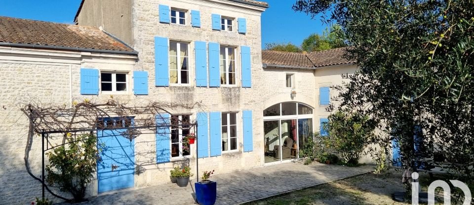 House 10 rooms of 247 m² in Rouillac (16170)