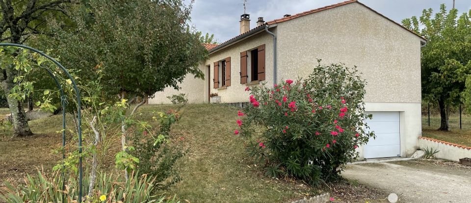 Traditional house 5 rooms of 108 m² in Saint-Martin-de-Coux (17360)