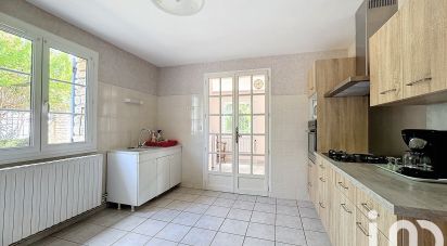 Maison traditionnelle 8 pièces de 178 m² à L'Isle-sur-la-Sorgue (84800)