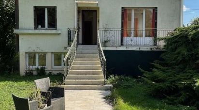 Maison traditionnelle 8 pièces de 175 m² à Vaux-sur-Seine (78740)