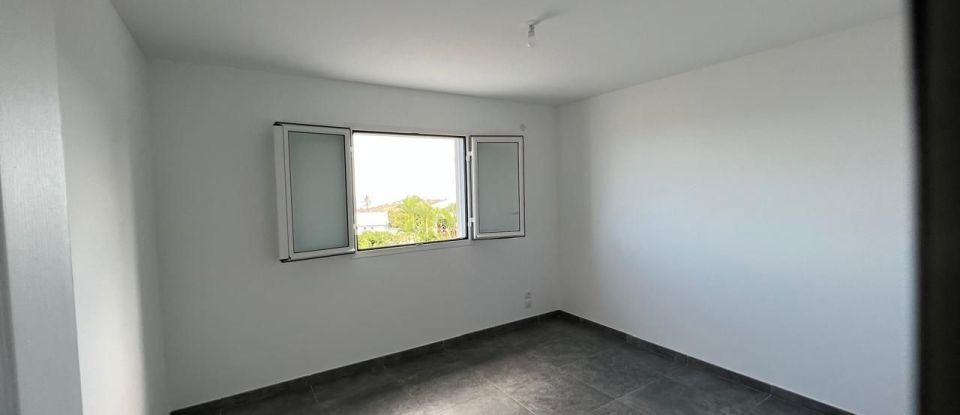 Maison 5 pièces de 112 m² à SAINT-GILLES-LES-HAUTS (97435)