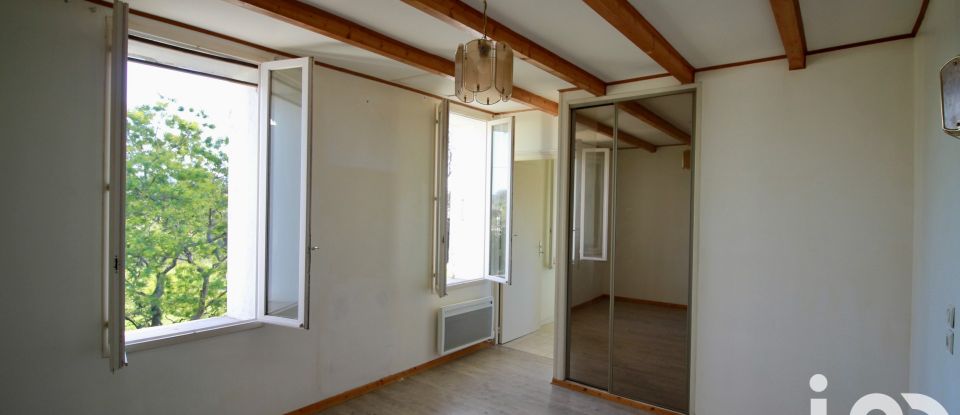 Maison de campagne 4 pièces de 87 m² à Le Luc (83340)