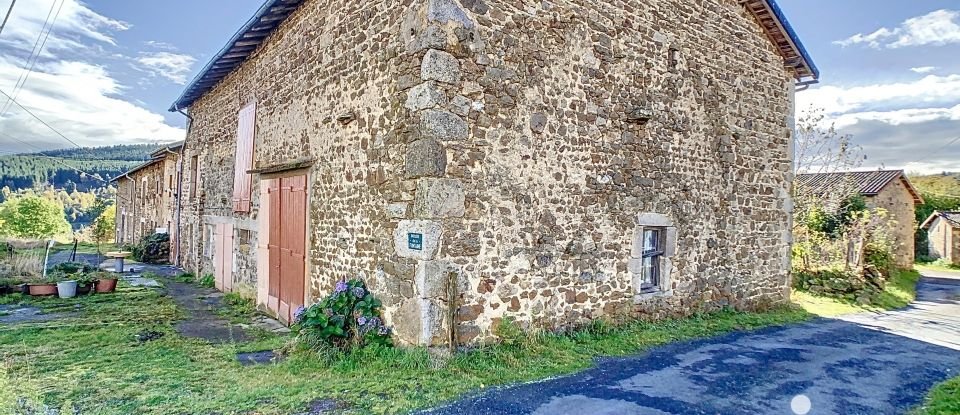 Ferme 6 pièces de 130 m² à Saint-Amant-Roche-Savine (63890)