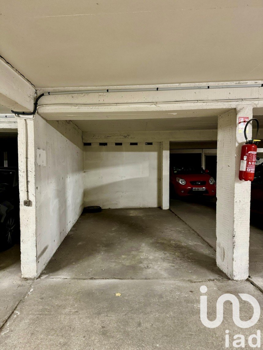 Parking/garage/box de 11 m² à Paris (75020)