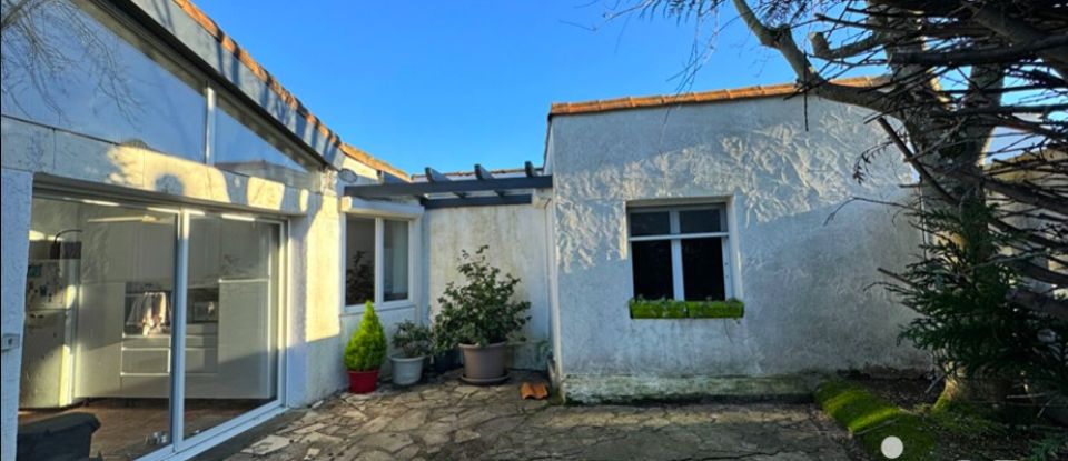 Traditional house 4 rooms of 93 m² in Royan (17200)